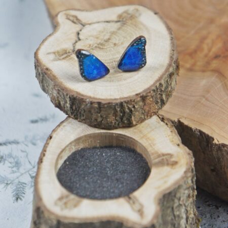 Kolczyki z drewna przedstawiające skrzydła motyla