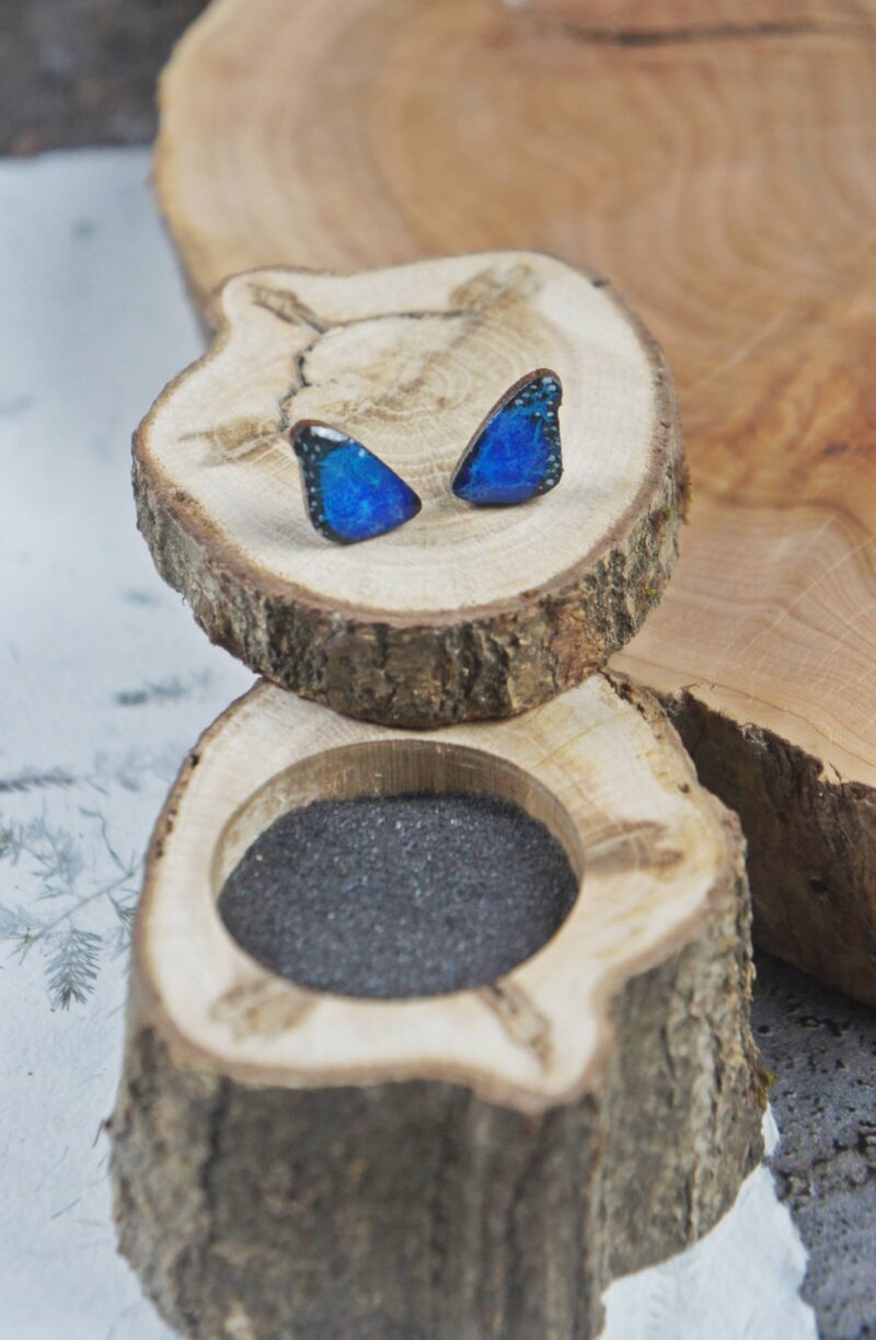Kolczyki z drewna przedstawiające skrzydła motyla