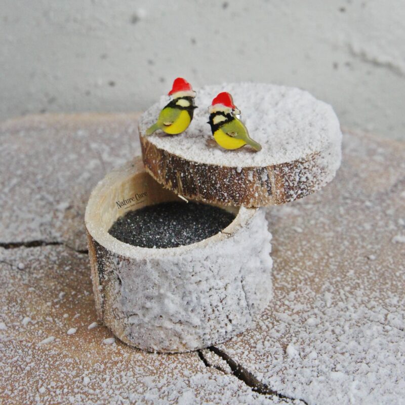 Sikorka w czapce Mikołaja, drewniane kolczyki ręcznie malowane, ptasie kolczyki
