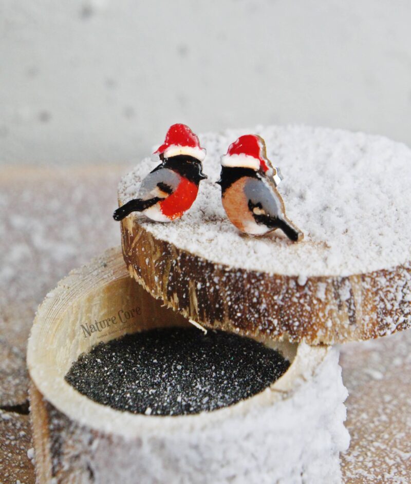 Kolczyki z drewna gile w czapce, świąteczne kolczyki sztyfty