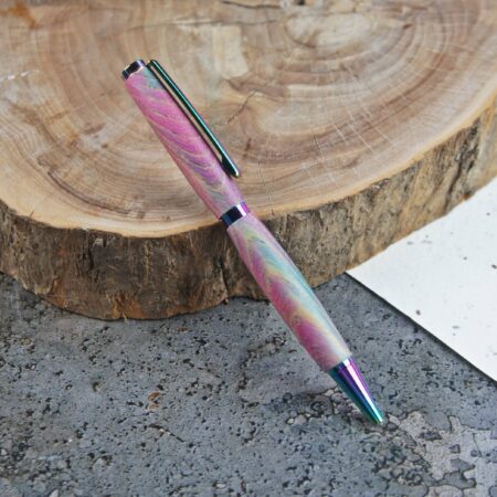 Bajkowy długopis- wata cukrowa, długopis z drewna stabilizowanego, drewno stabilizowane, barwione drewno, kolorowy długopis